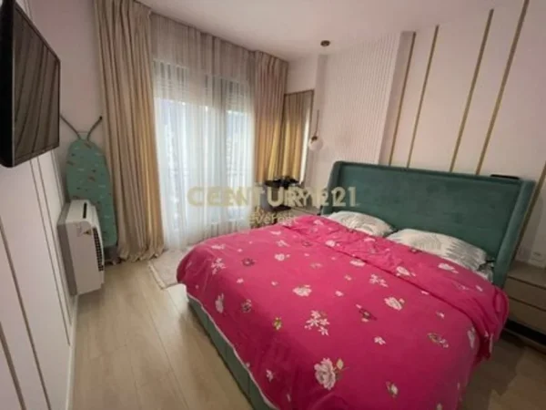 Tirane, jepet me qera apartament 1+1+Ballkon Kati 8, 58 m² 900 € (BLV. ZOGU I PARE)