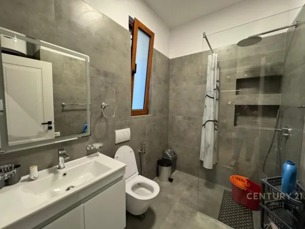 Tirane, jepet me qera apartament 1+1 Kati 1, 90 m² 700 € (Selite)