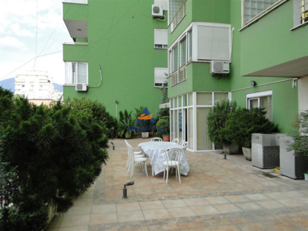 Tirane, jepet me qera zyre Kati 1, 526 m² 5.000 € 