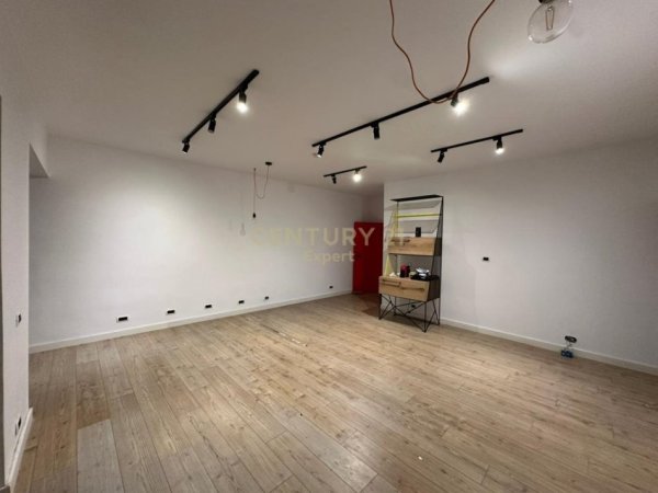 Tirane, jepet me qera ambjent biznesi Kati 1, 110 m² 1.000 € (Rruga e Durresit)