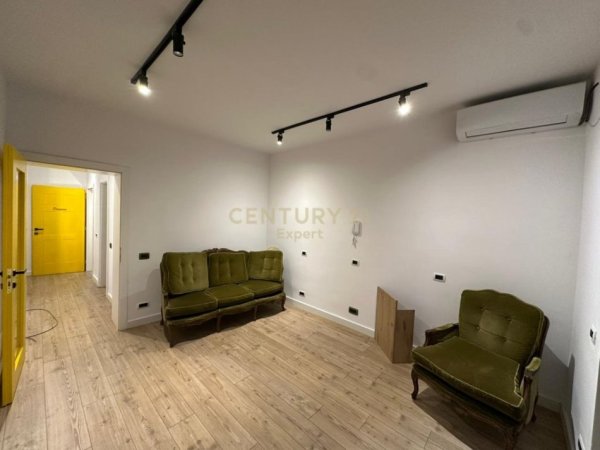 Tirane, jepet me qera ambjent biznesi Kati 1, 110 m² 1.000 € (Rruga e Durresit)