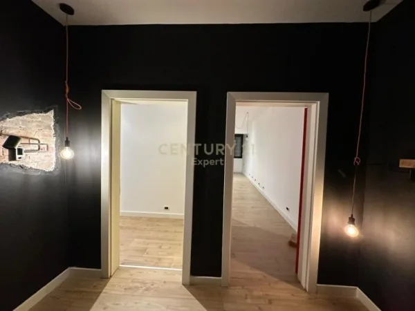 Tirane, jepet me qera ambjent biznesi Kati 1, 110 m² 1.000 € (Rruga e Durresit)