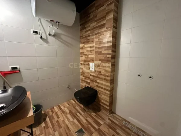 Tirane, jepet me qera ambjent biznesi Kati 1, 110 m² 1.000 € (Rruga e Durresit)