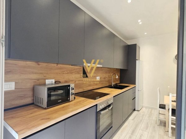 Tirane, jepet me qera apartament 1+1+Ballkon Kati 4, 60 m² 400 € (SHKOZE)