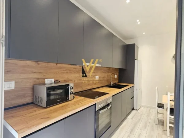 Tirane, jepet me qera apartament 1+1+Ballkon Kati 4, 60 m² 400 € (SHKOZE)