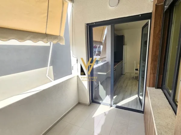 Tirane, jepet me qera apartament 1+1+Ballkon Kati 4, 60 m² 400 € (SHKOZE)