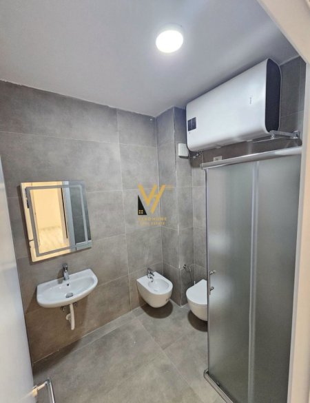 Tirane, jepet me qera apartament 1+1+Ballkon Kati 4, 60 m² 400 € (SHKOZE)