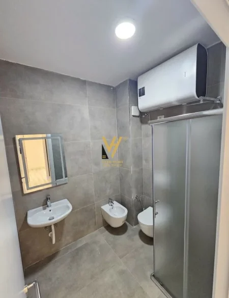 Tirane, jepet me qera apartament 1+1+Ballkon Kati 4, 60 m² 400 € (SHKOZE)