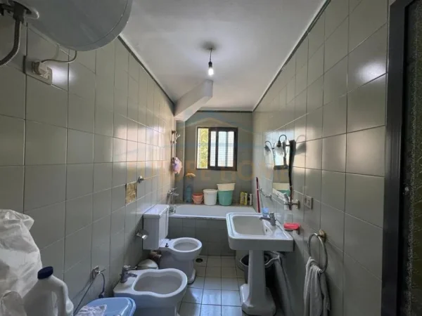 Tirane, jepet me qera apartament 2+1+Ballkon Kati 4, 76 m² 500 € (BRRYLI)