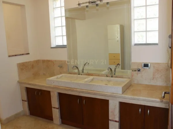 Tirane, shes Vile 2+1+Aneks+Ballkon Kati 3, 773 m² 800.000 € (Vilat Gjermane)