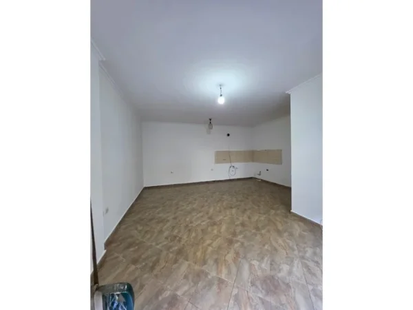 Tirane, jepet me qera apartament 2+1 Kati 4, 94 m² 400 € (Kompleksi Arela, Rruga 5 Maj)