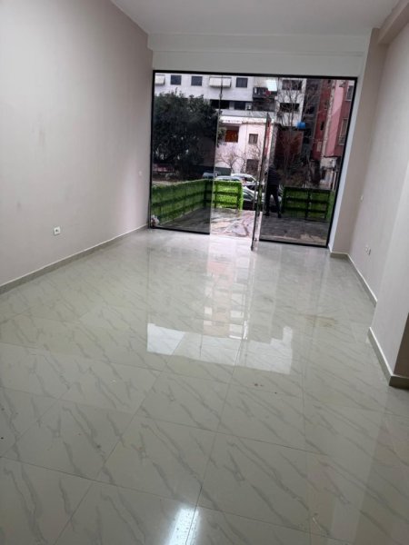 Tirane, jepet me qera dyqan Kati 0, 35 m² 350 € (Yzberisht)