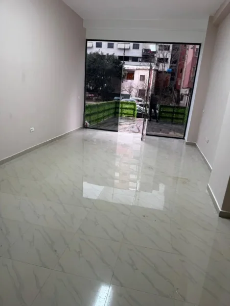Tirane, jepet me qera dyqan Kati 0, 35 m² 350 € (Yzberisht)