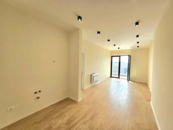 Tirane, jepet me qera ambjent biznesi Kati 19, 78 m² 885 € (Rruga e Kavajes)