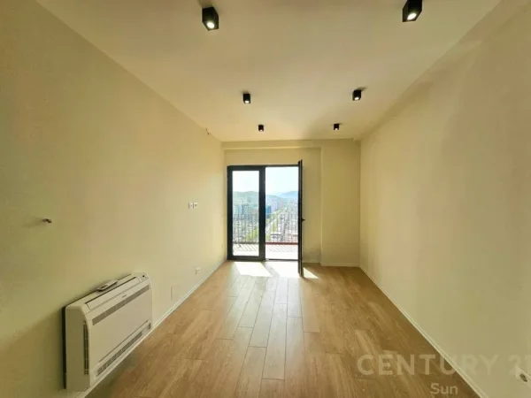 Tirane, jepet me qera ambjent biznesi Kati 19, 78 m² 885 € (Rruga e Kavajes)