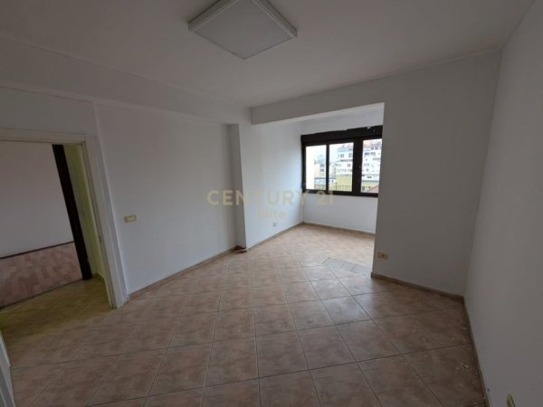 Tirane, jepet me qera ambjent biznesi Kati 5, 140 m² 850 € (Bllok)