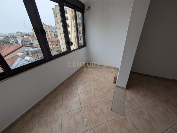 Tirane, jepet me qera ambjent biznesi Kati 5, 140 m² 850 € (Bllok)