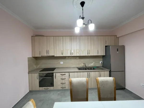 Tirane, jepet me qera apartament 1+1 Kati 5, 77 m² 500 € (Unaza e Re)