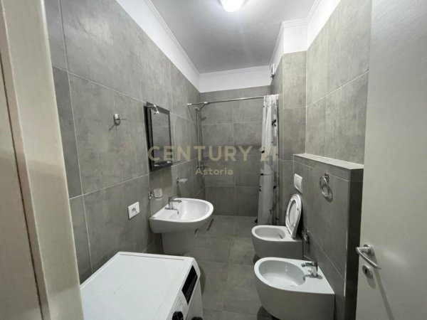 Tirane, jepet me qera apartament 1+1 Kati 5, 77 m² 500 € (Unaza e Re)