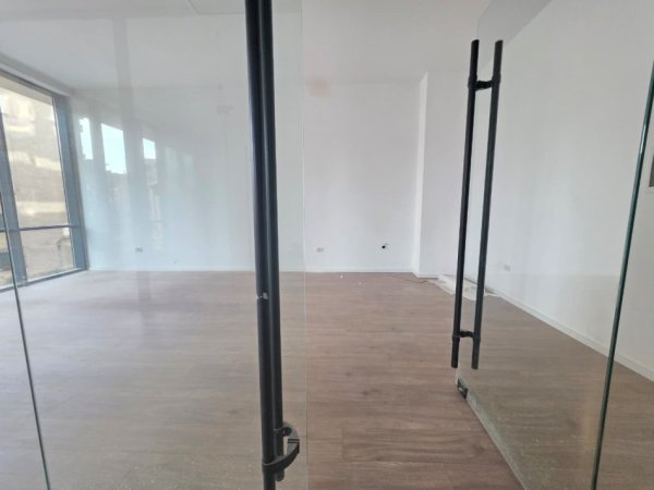 ME QIRA : Ambient Biznesi Buze Rruges Kryesore ✨️ Rez. Golden Tower, Mine Peza - Qender📍| 680€ / Muaj 🔥