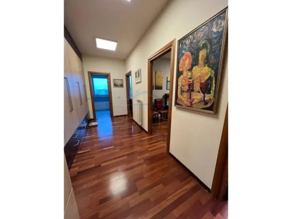 Tirane, jap me qera apartament 3+1+Ballkon Kati 9, 196 m² 2.200 € (GALERIA ETC)