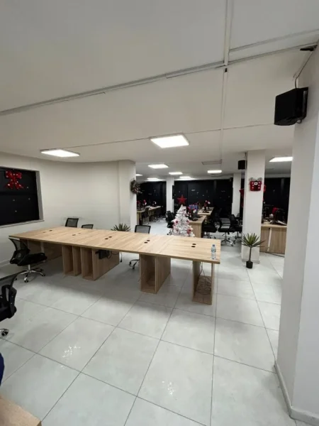 Tirane, jepet me qera ambjent biznesi Kati 0, 2.500 € (21 Dhjetori)