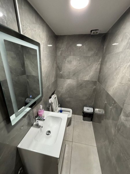 Tirane, jepet me qera ambjent biznesi Kati 0, 2.500 € (21 Dhjetori)