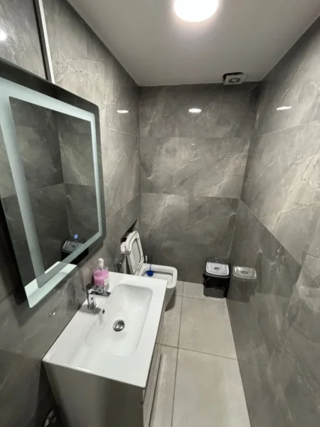 Tirane, jepet me qera ambjent biznesi Kati 0, 2.500 € (21 Dhjetori)