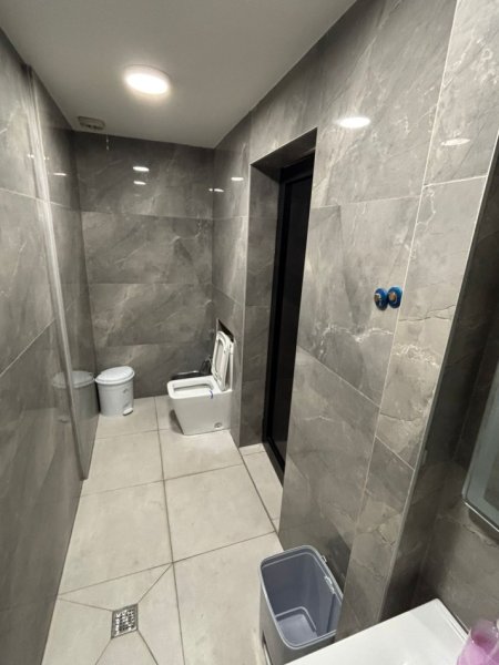 Tirane, jepet me qera ambjent biznesi Kati 0, 2.500 € (21 Dhjetori)