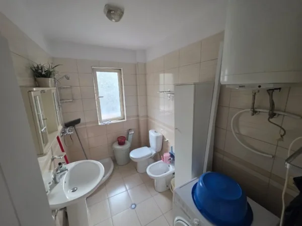 Tirane, jepet me qera apartament 1+1+Ballkon Kati 4, 68 m² 600 € (MYSLYM SHYRI)