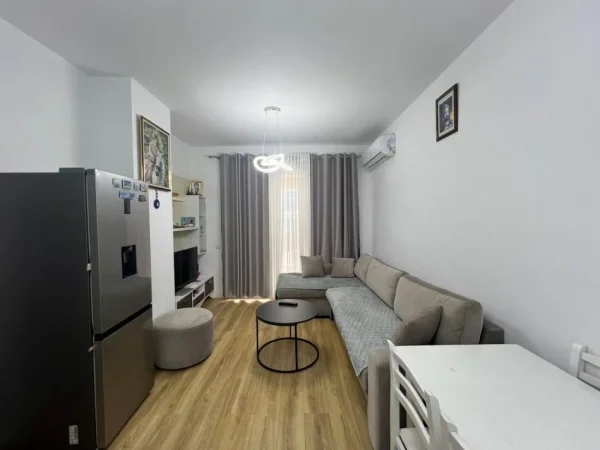 Tirane, jepet me qera apartament 1+1 Kati 4, 69 m² 600 € (fusha aviacionit)