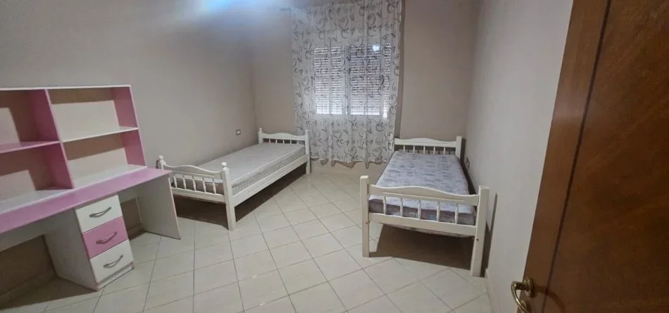 Durres, jepet me qera Vile 3+1+Ballkon Kati 2, 170 m² 350 € (nishtulla)