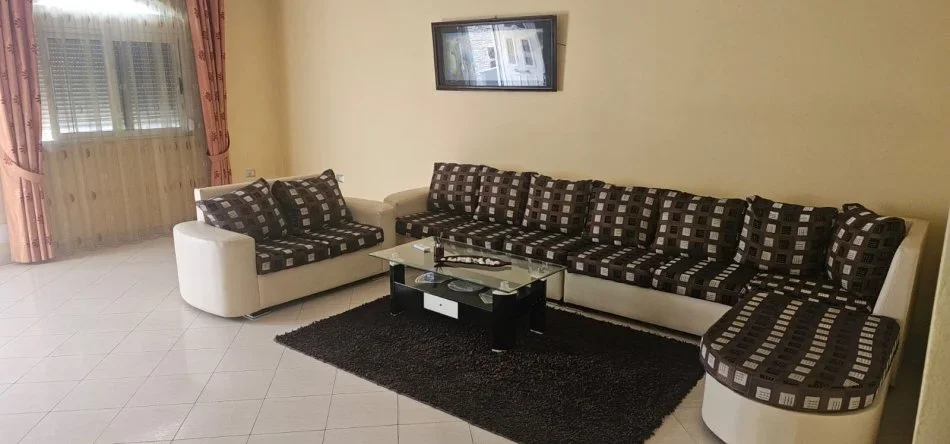 Durres, jepet me qera Vile 3+1+Ballkon Kati 2, 170 m² 350 € (nishtulla)