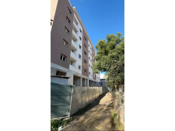 Tirane, shes apartament 2+1 Kati 3, 78 m² 198.000 € (Shkolla e Kuqe)