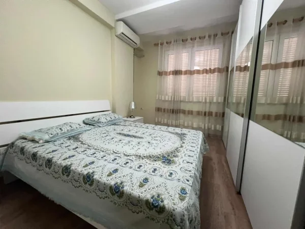 Tirane, jepet me qera apartament 2+1+Ballkon Kati 2, 100 m² 750 € (Kodra e diellit 1)