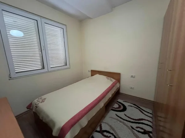Tirane, jepet me qera apartament 2+1+Ballkon Kati 2, 100 m² 750 € (Kodra e diellit 1)