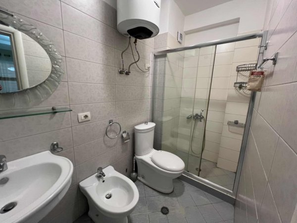 Tirane, jepet me qera apartament 2+1+Ballkon Kati 2, 100 m² 750 € (Kodra e diellit 1)