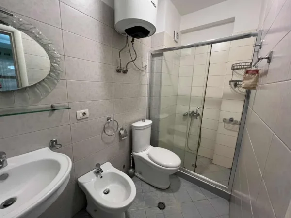 Tirane, jepet me qera apartament 2+1+Ballkon Kati 2, 100 m² 750 € (Kodra e diellit 1)