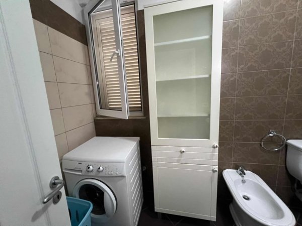 Tirane, jepet me qera apartament 2+1+Ballkon Kati 2, 100 m² 750 € (Kodra e diellit 1)