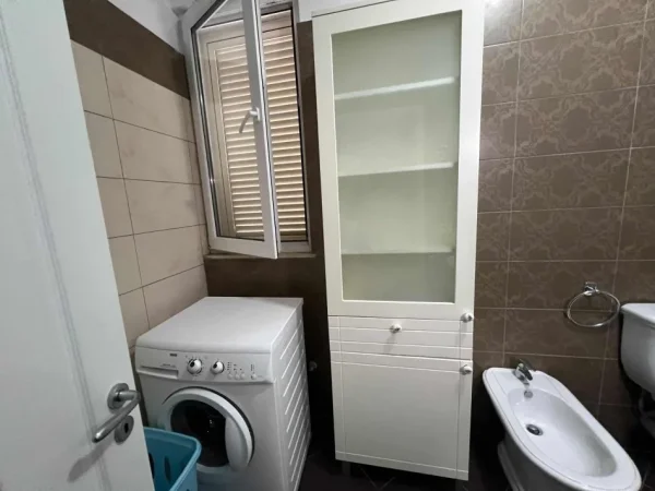 Tirane, jepet me qera apartament 2+1+Ballkon Kati 2, 100 m² 750 € (Kodra e diellit 1)