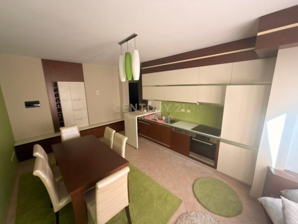 Tirane, shes apartament 3+1 Kati 2, 156 m² 315.000 € (Rruga Mine Peza)