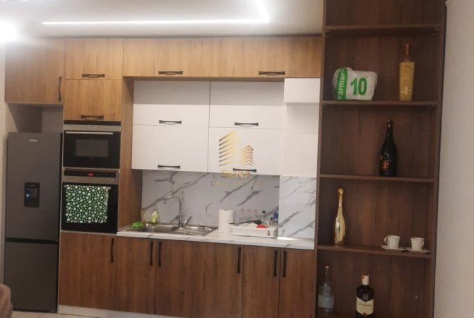 Tirane, jepet me qera apartament 2+1+Ballkon Kati 3, 123 m² 750 € (Farmacia 10)