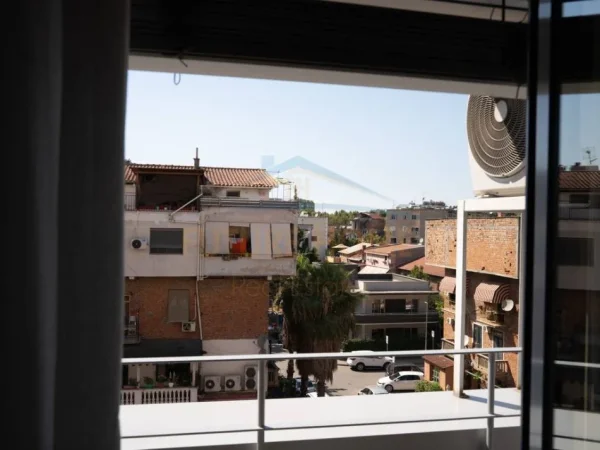 Tirane, jepet me qera apartament 3+1 Kati 4, 1.800 € (Stadium Dinamo)