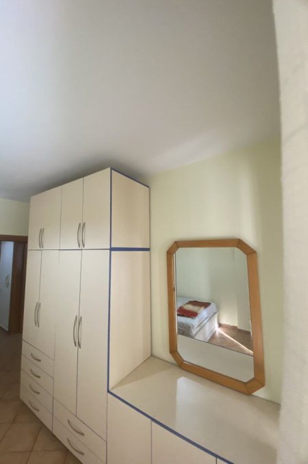 Tirane, jepet me qera apartament 1+1+Ballkon Kati 2, 60 m² 450 € (Rruga e Dibres)