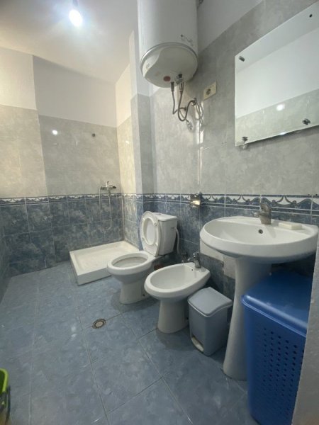 Tirane, jepet me qera apartament 1+1+Ballkon Kati 2, 60 m² 450 € (Rruga e Dibres)
