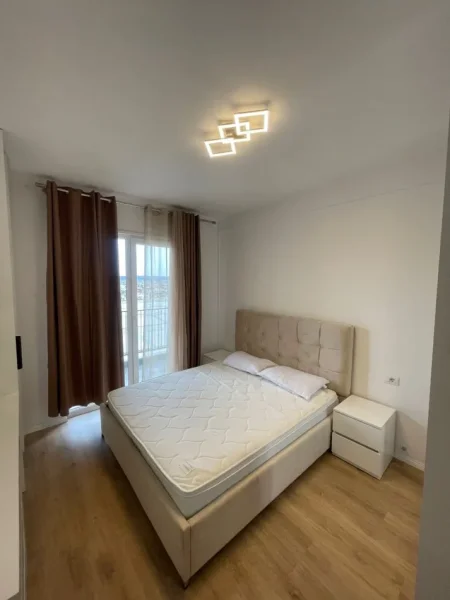 Tirane, jepet me qera apartament 2+1+Ballkon Kati 6, 100 m, 60 000 Leke (Univers City)