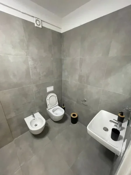 Tirane, jepet me qera apartament 2+1+Ballkon Kati 6, 100 m, 60 000 Leke (Univers City)