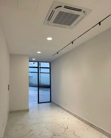 Tirane, jepet me qera dyqan Kati 0, 40 m² 900 € (MINE PEZA)