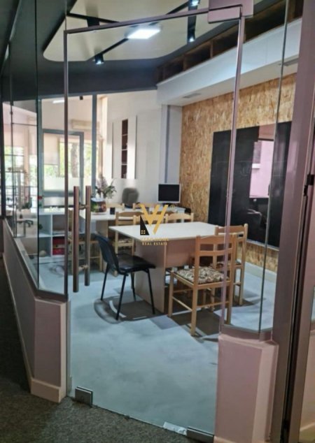 Tirane, jepet me qera zyre Kati 1, 15 m² 200 € (MYSLYM SHYRI)