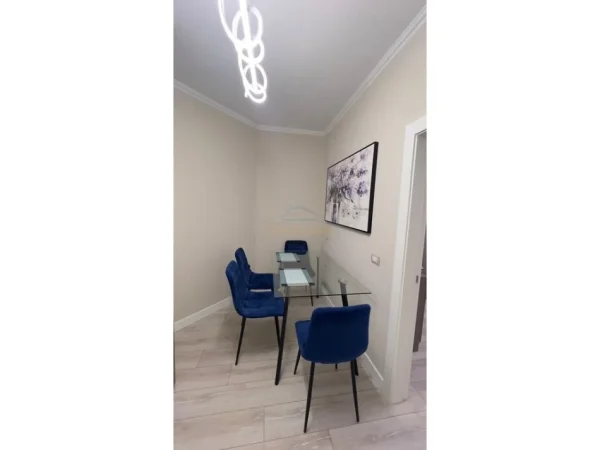 Tirane, jepet me qera apartament 1+1 Kati 4, 75 m² 900 € (Rruga e Kosovareve, Tirane.)